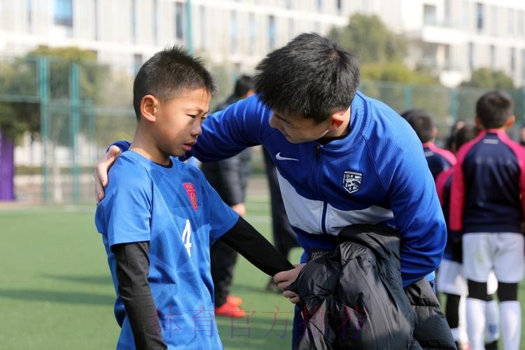 燕京啤酒2022中国足协杯“种子计划”走进张家港 前国脚周云再回母校